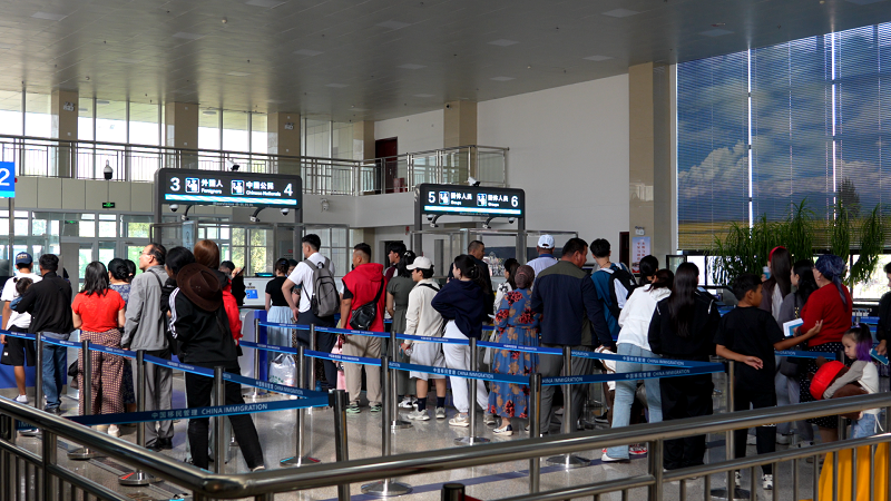 图为旅客正在出境大厅排队等待办理边检手续.jpg