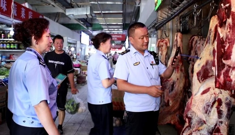 联合执法人员走进肉类加工及销售商铺.jpg