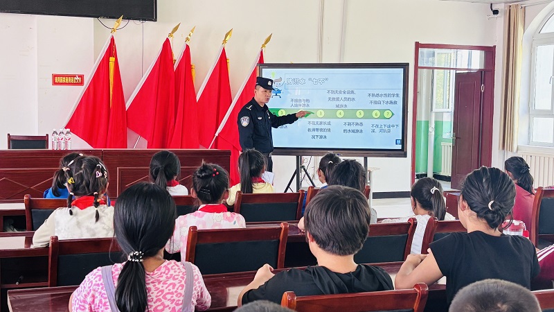 民警深入校园为学生开展法律法规宣讲活动.jpg