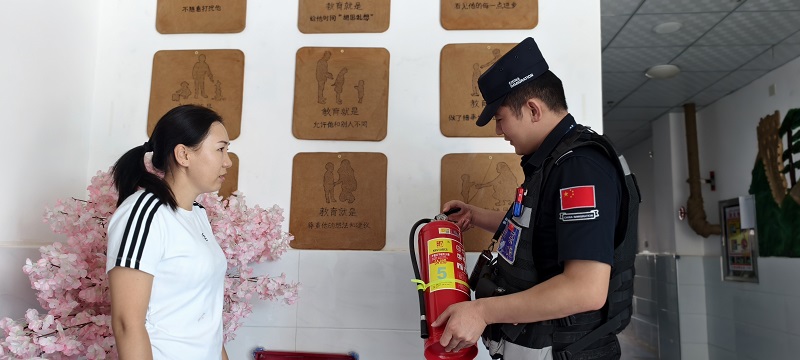 民警开展校园内部安全检查.jpg