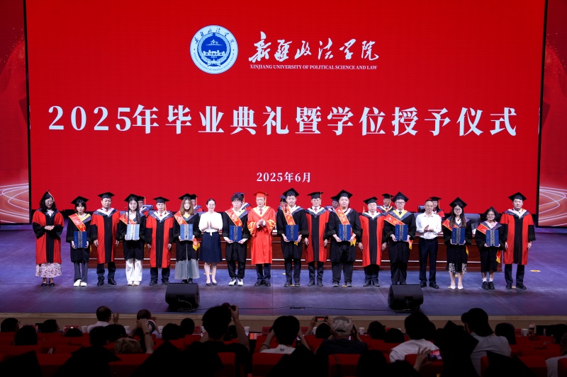 5.校领导和嘉宾为“毕业生就业信使”代表颁发聘书(1).jpg