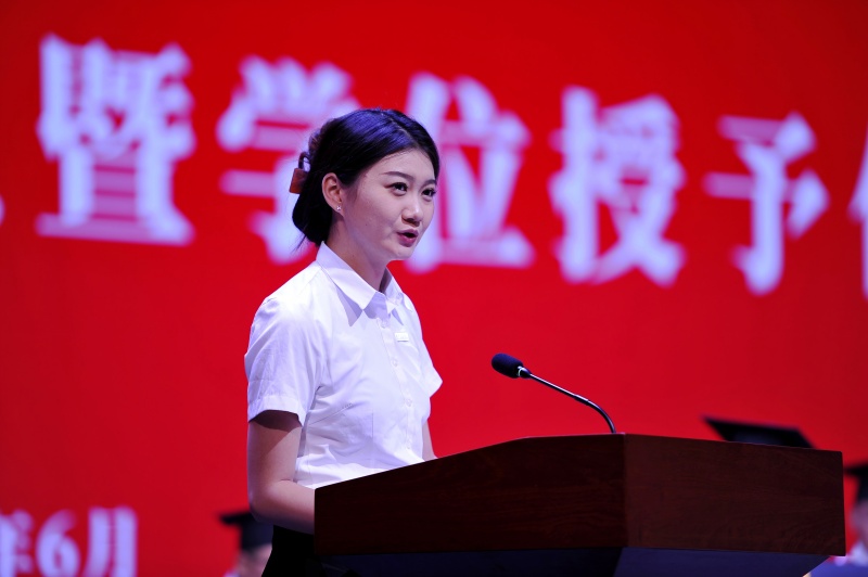 7.毕业生代表孔文佳发言(1).jpg
