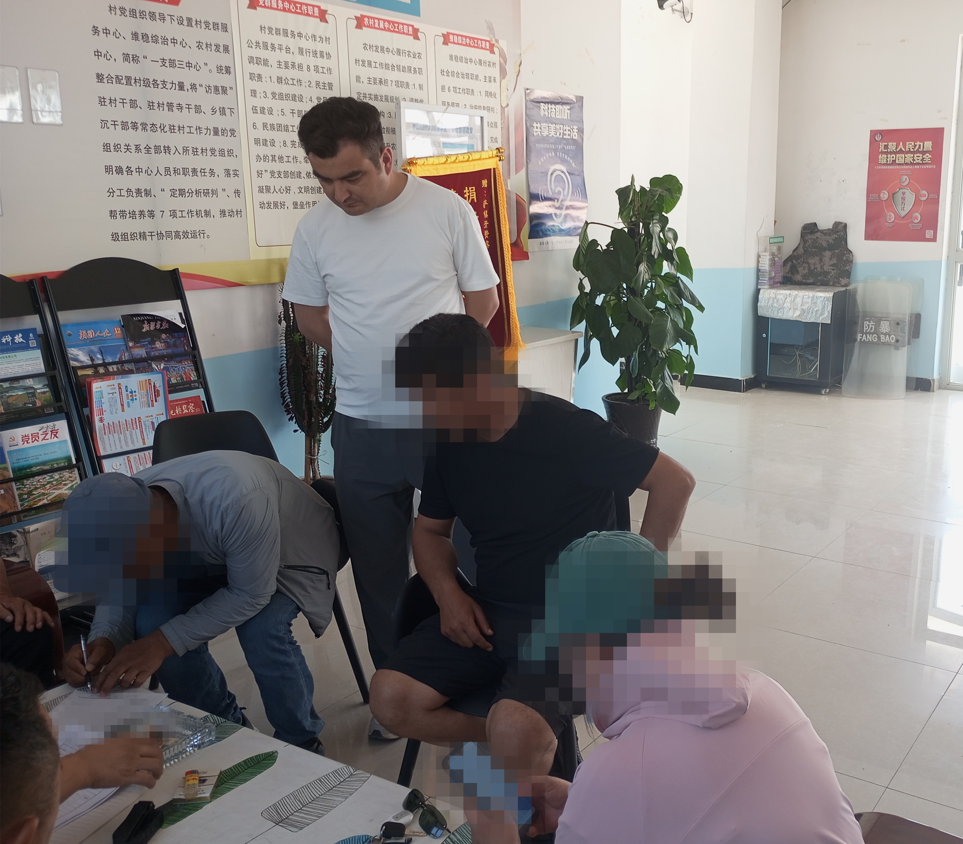图说：在法官的主持调解下，双方达成调解协议，并在协议上签字.jpg