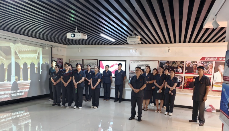 图说：7月25日，霍城县人民法院组织党员干警前往伊宁市林则徐家风纪念馆，开展“弘扬伟大建党精神 传承党的优良作风”主题党日活动。(1).jpg