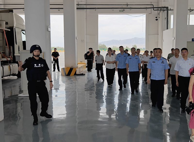 图为我站民警正在为参观代表介绍车体检查厅.jpg