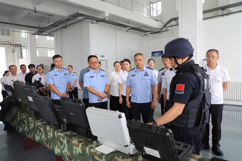 图为我站民警正在介绍警用差缉装备_副本.jpg