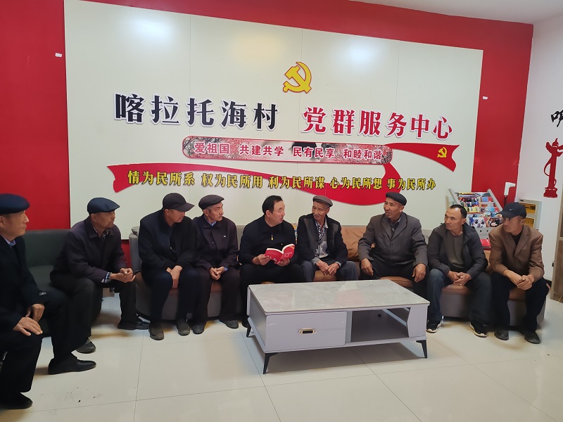 法律顾问在喀拉托海村村委会向村干部和群众讲解《民法典》知识.jpg