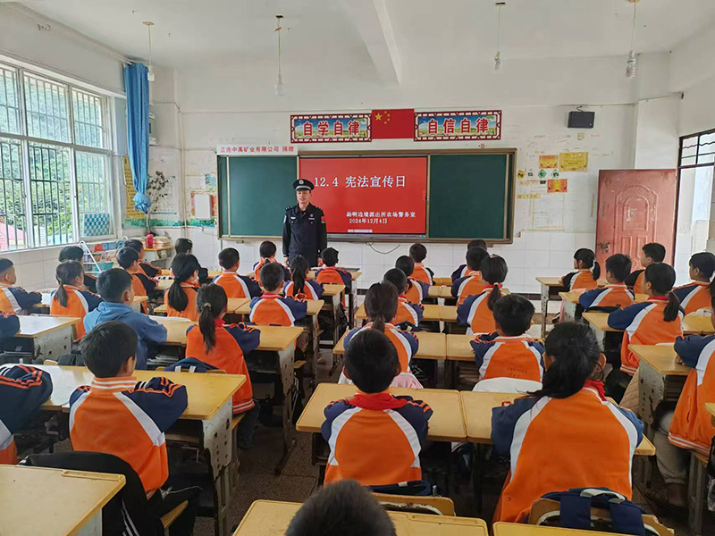 图为：勐啊边境派出所移民管理警察到学校开展宪法宣传 (6) 拷贝.jpg