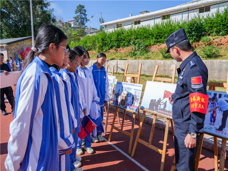 图为移民管理警察为学生们讲解文艺作品展上展出的作品2.jpg