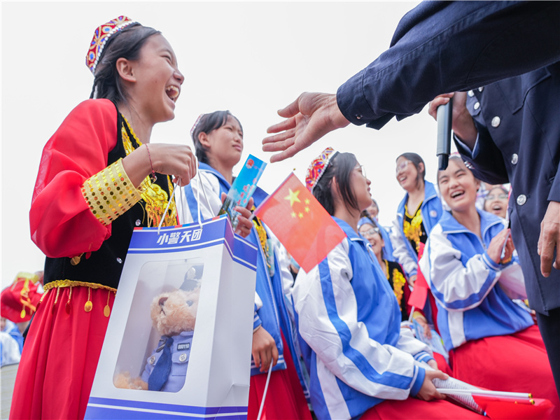图为成果展现场互动普法环节2.jpg