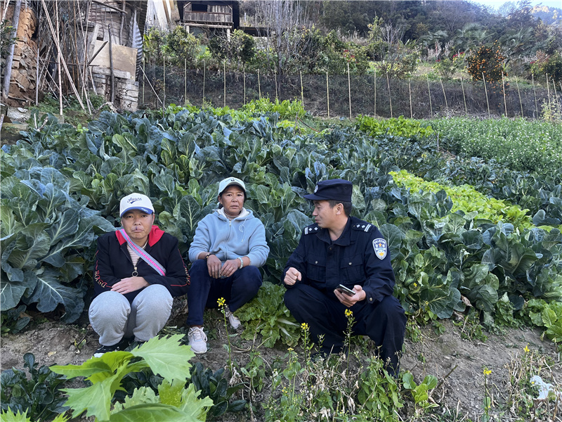 我在田间地头当宣传员1.jpg