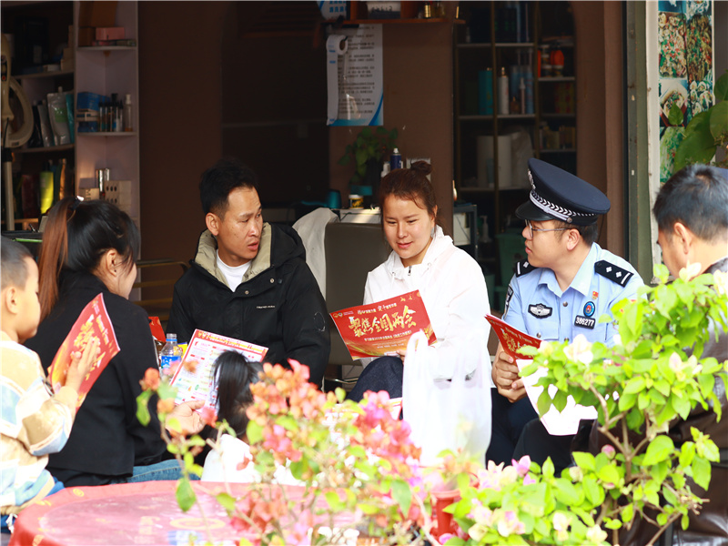 民警前往驻地街道开展全国两会宣传，拍摄人：钟润林，拍摄时间：2025年3月16日.jpg