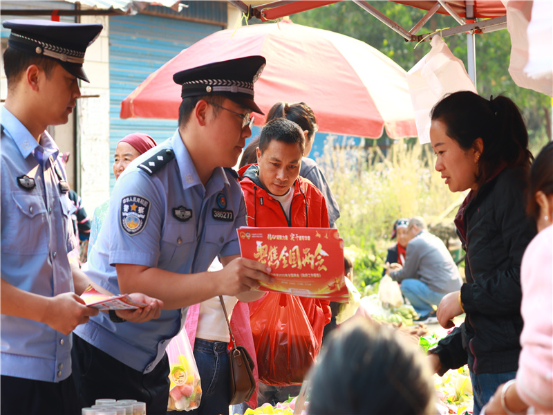 民警深入驻地集市开展全国两会宣传，拍摄人：钟润林，拍摄时间：2025年3月16日 (2).jpg