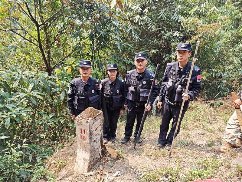 图为民警在中缅11号界碑合影 牛亚军摄.jpg