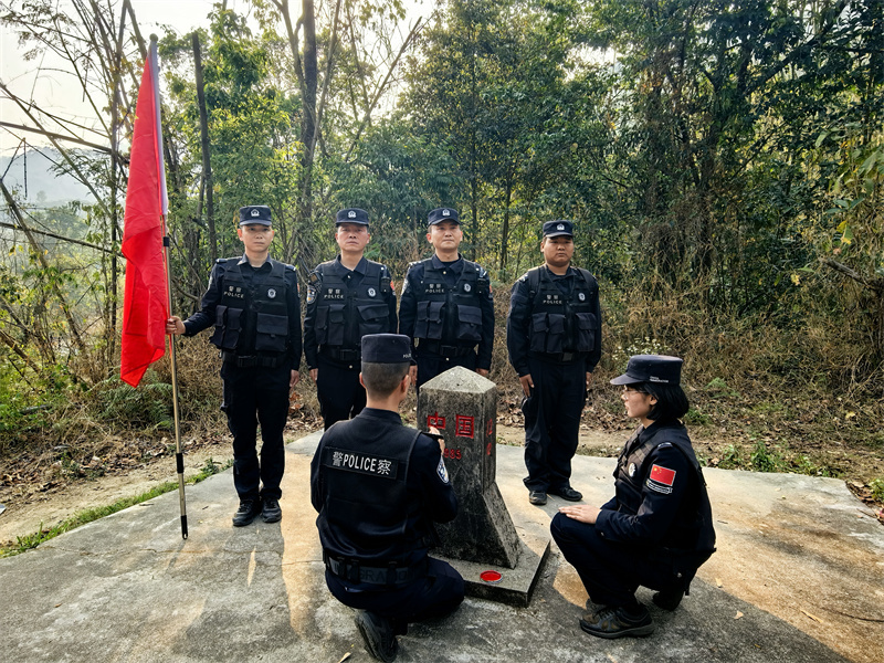 图为民警为中缅12号界碑描红 牛亚军摄.jpg