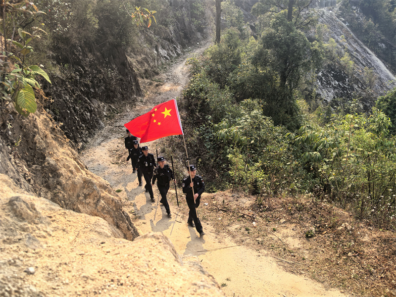 巡逻队员走在山路上牛亚军摄.jpg