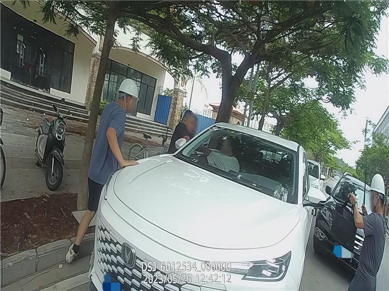 工地抓捕现场（车内为嫌疑人，其余人员均为便衣警察）.jpg