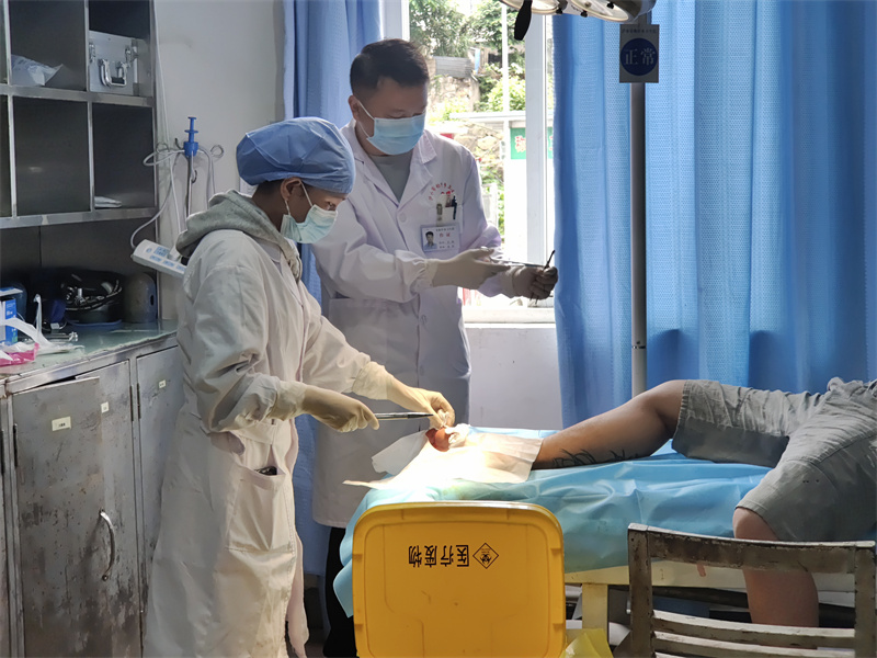 卫生院医生护士为患者治疗.jpg