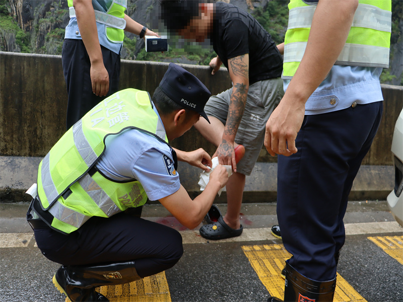民警询问受伤群众是否有不适感，并进行包扎 (2).jpg