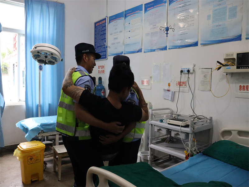 民警将伤者抬进急救室.JPG