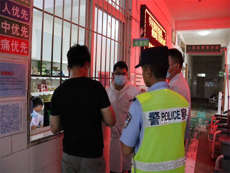 民警在卫生院办理手续.JPG
