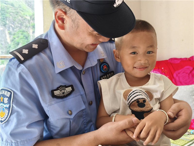 走访小孩.jpg