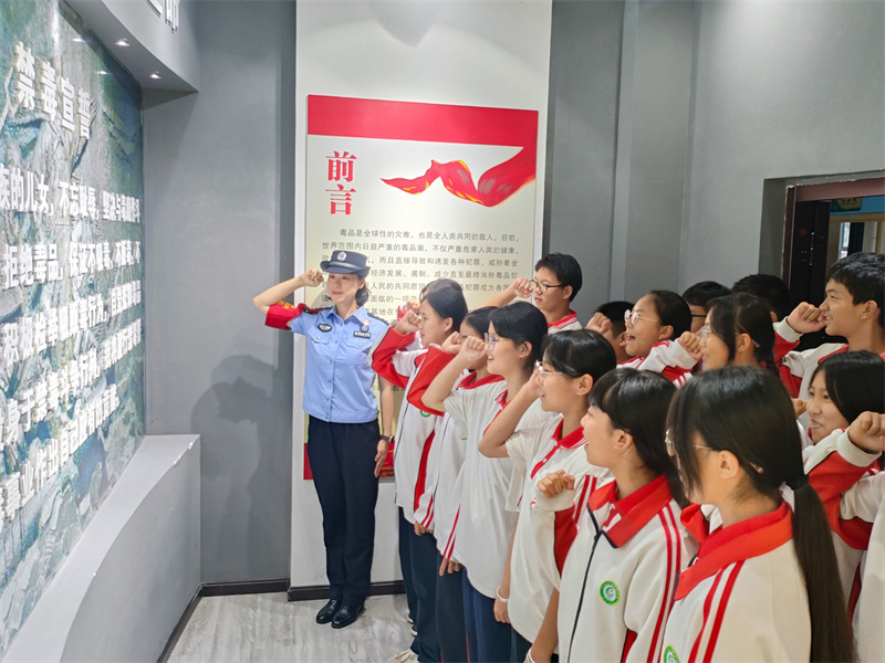 13.民警带领学生们进行禁毒宣誓（王景 摄）.jpg