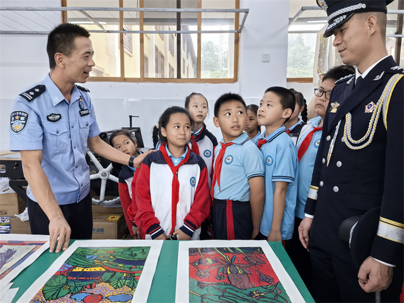6.勐烈边境派出所民警与学生们互动交流（李鹃娟 摄）.jpg