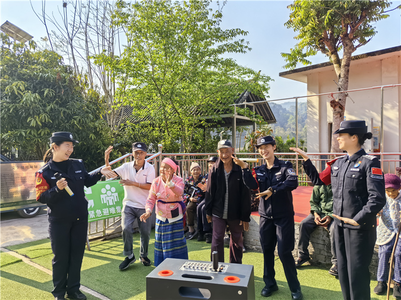 3.勐烈所，“三江虹女子巡防队”队员与敬老院老人们一同载歌载舞.jpg