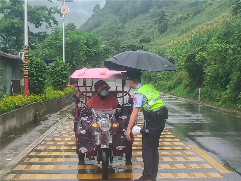 民警开展交通管制.jpg