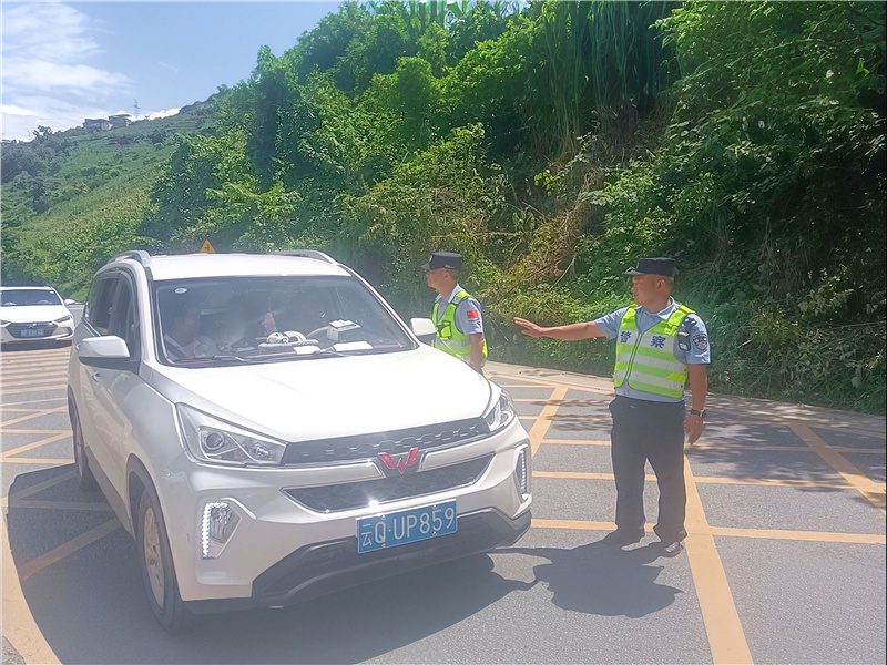 民警开展交通管制2.jpg