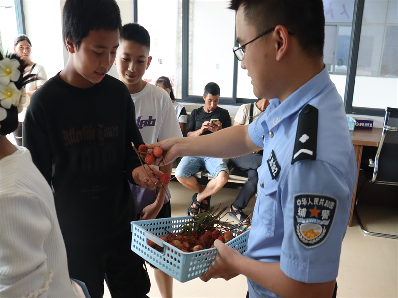 辅警分发荔枝.JPG