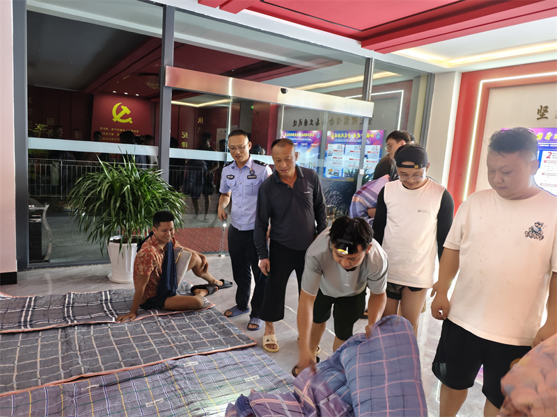 转移受灾群众到单位内部住宿，拍摄人：罗安平，时间：2025年7月27日.jpg