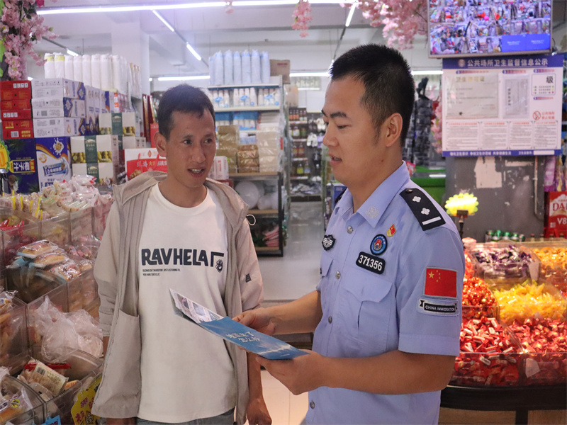 民警在街道宣传防溺水知识.JPG
