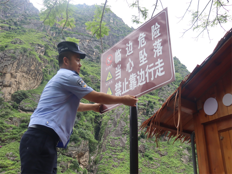 民警安全警示标识进行检查和维护.JPG