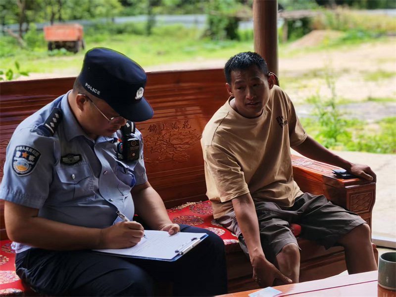 支那边境派出所民警云伟入户走访登记.jpg