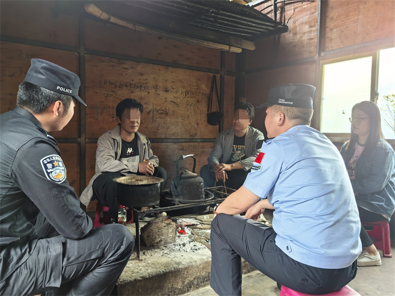 调解员深入村寨调查宅基地纠纷.jpg