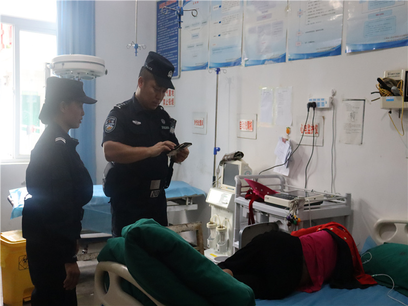 民警辅警询问老人家人信息.jpg