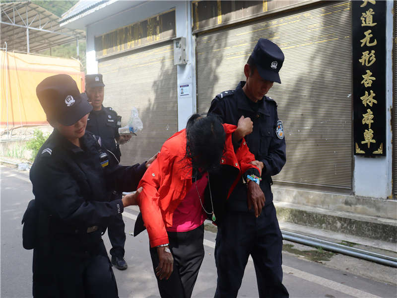 民警辅警搀扶老人去卫生院.jpg