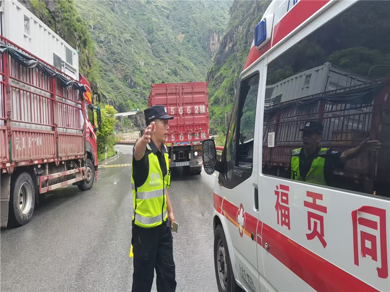 民警疏导交通.jpg