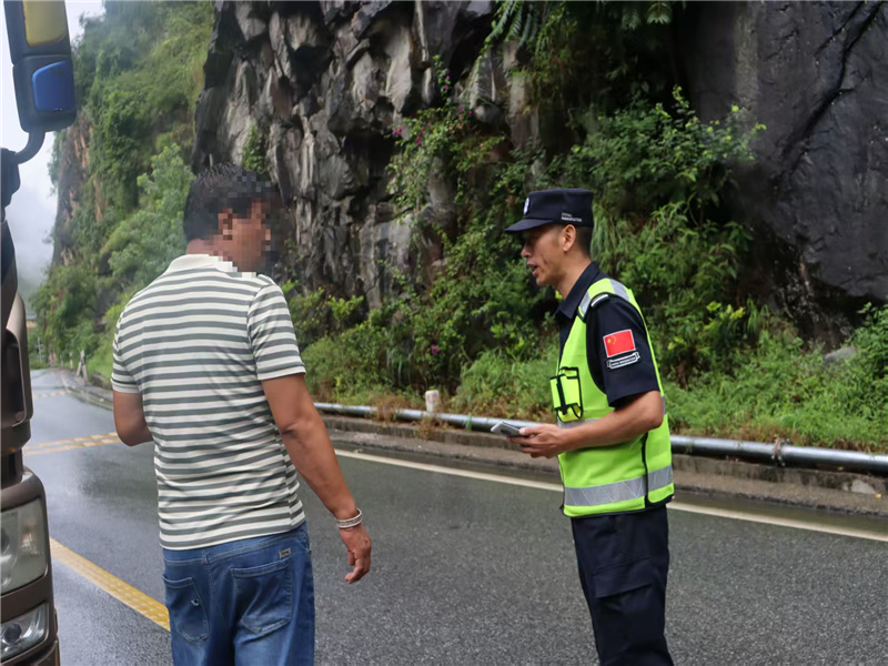 民警劝导群众转移到安全大袋.jpg