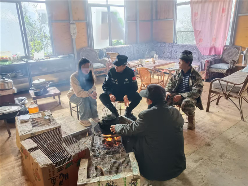 火塘边倾听父女纠纷根源.jpg