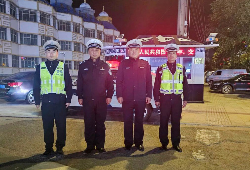 内蒙古四子王旗交警夜查整治“不打烊” 守护国庆“平安路”1.jpg