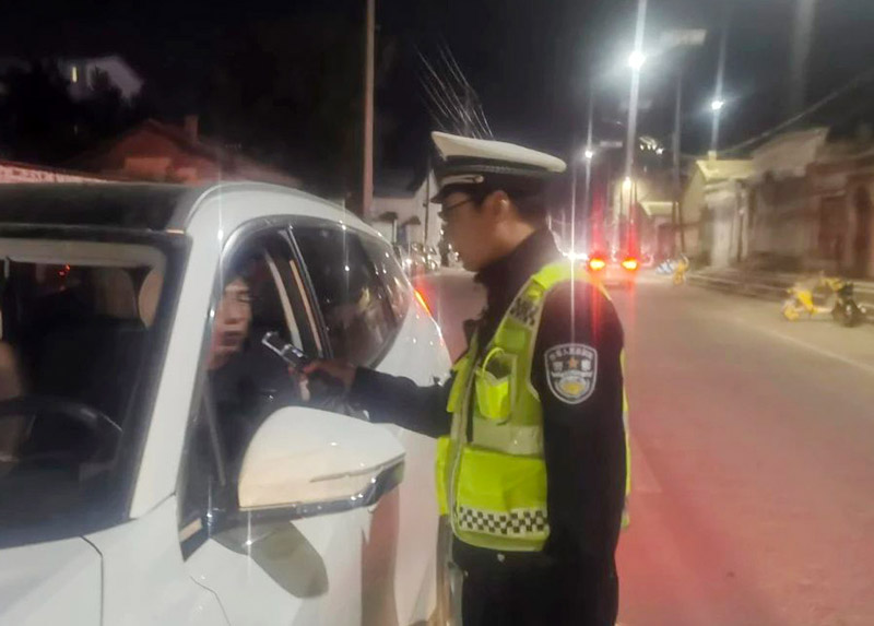 内蒙古四子王旗交警夜查整治“不打烊” 守护国庆“平安路”5.jpg